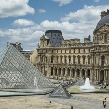 Louvre: A entrada icônica para uma jornada virtual pela arte