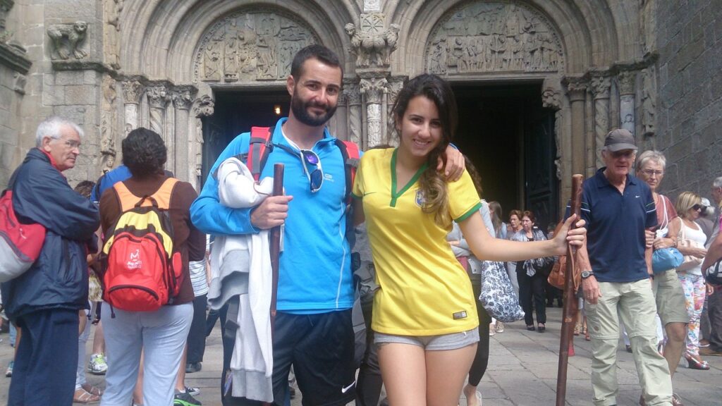 Foto de casal na catedral de Santiago de Compostela