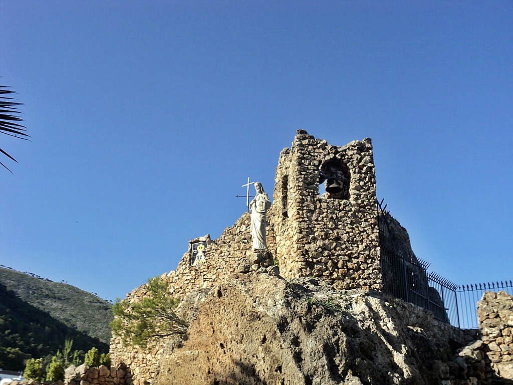 Foto da Ermita Virgen de la Peña que está excavada na rocha