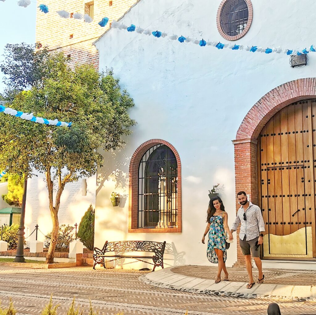 Casal em frente a fachada da Ermita Inmaculada Concepción