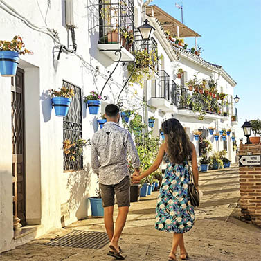 Jesús e Raissa passeando pelas encantadoras ruas de Mijas Pueblo