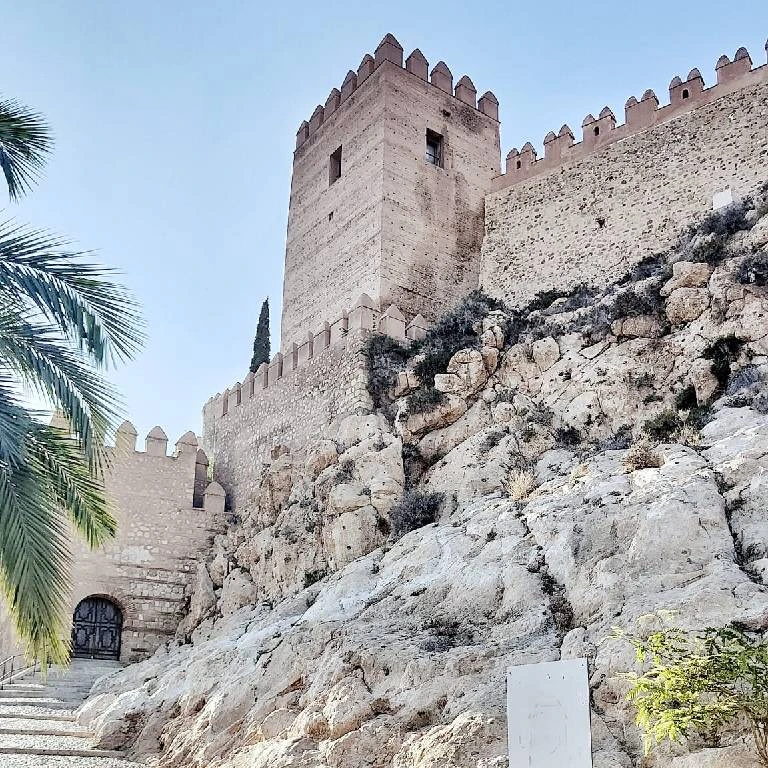 Magnífica vista da histórica Alcazaba de Almería com seus exuberantes jardins e murais antigos. Lugares para explorar em Almeria.