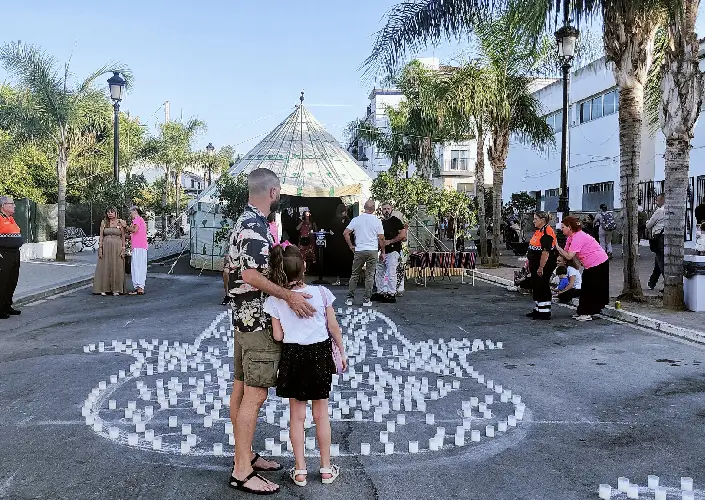 Pai e filha em frente a haima onde ocorrem atividades no Festival Luna Mora de Guaro.