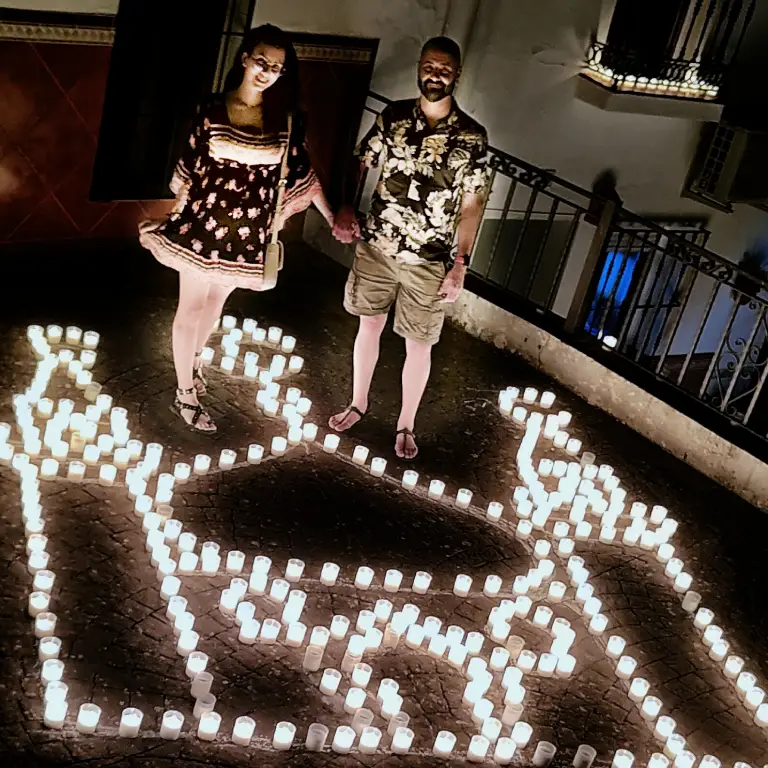 Casal entre velas que formam o desenho de um palácio árabe no Festival Luna Mora de Guaro